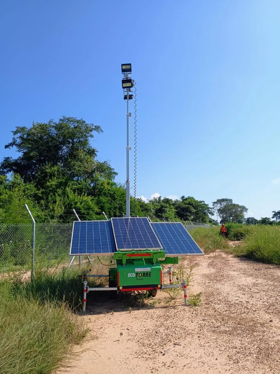 Torre de iluminación solar absorbiendo energía del sol, lista para brindar iluminación