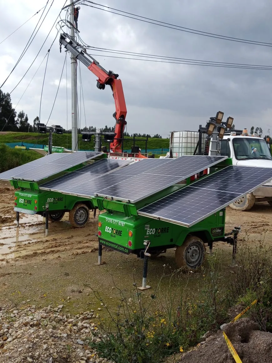 Torre de iluminación solar desplegada en zona rural, captando energía del sol para ofrecer luz sostenible