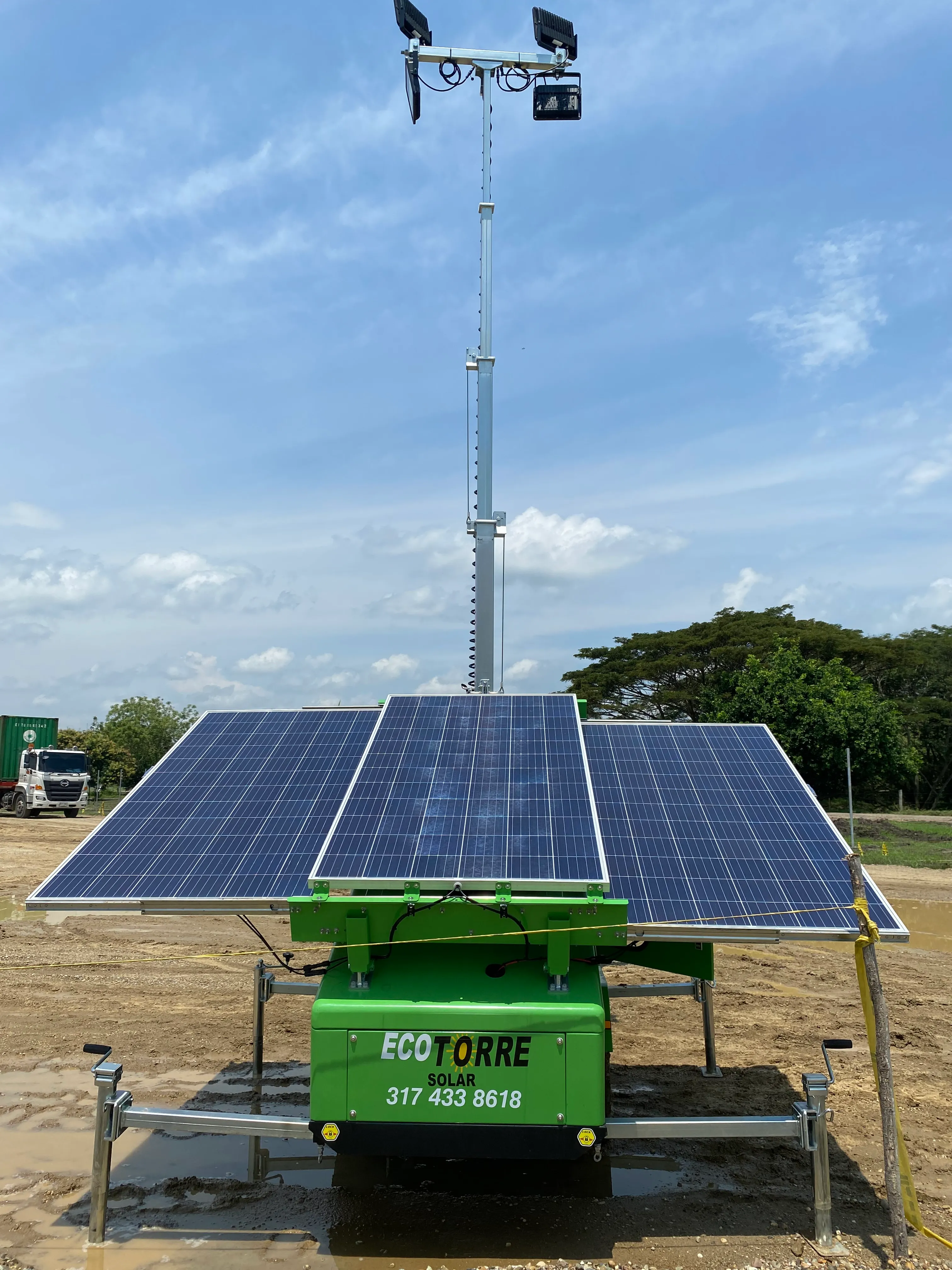 Torre de iluminación solar en operación, proporcionando energía limpia