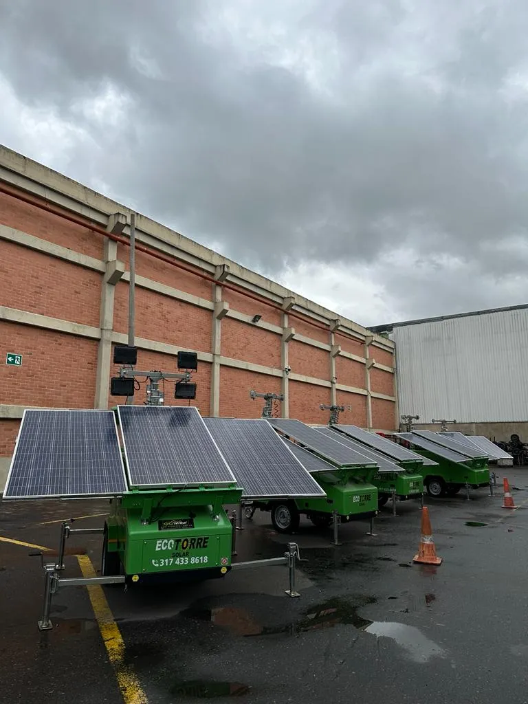 Torres de iluminación con panel solar obteniendo energía para iluminar tus obras