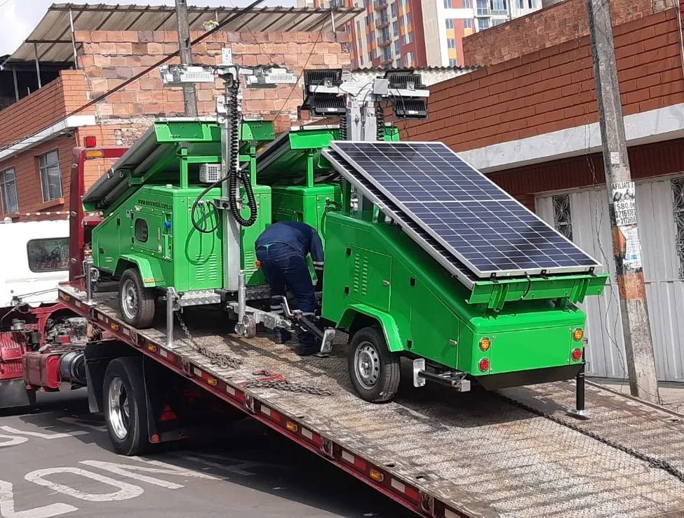 Torre de iluminación solar en acción, iluminación potente y resistente